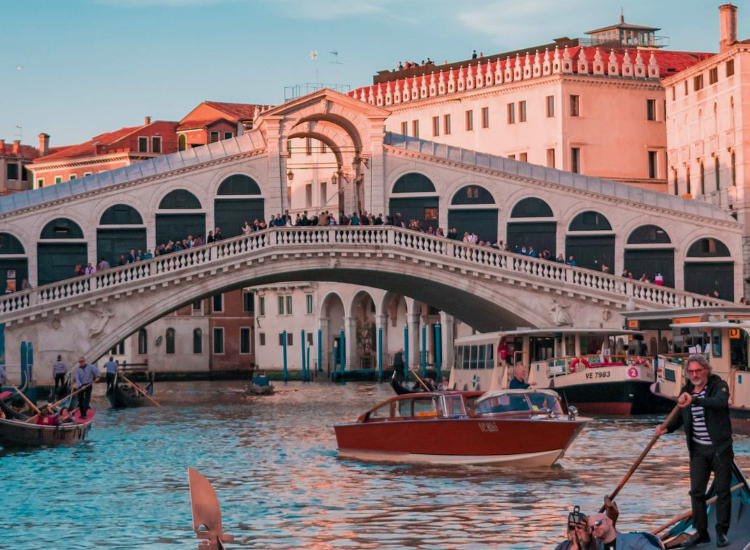 Thành phố Venice với kênh đào và quảng trường San Marco trong hành trình tour du lịch Pháp liên tuyến